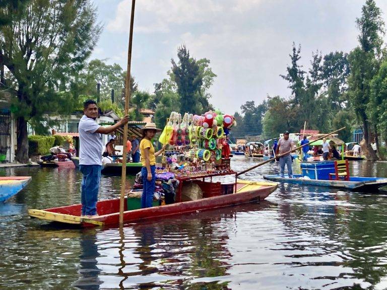 vendors at Xochimilco