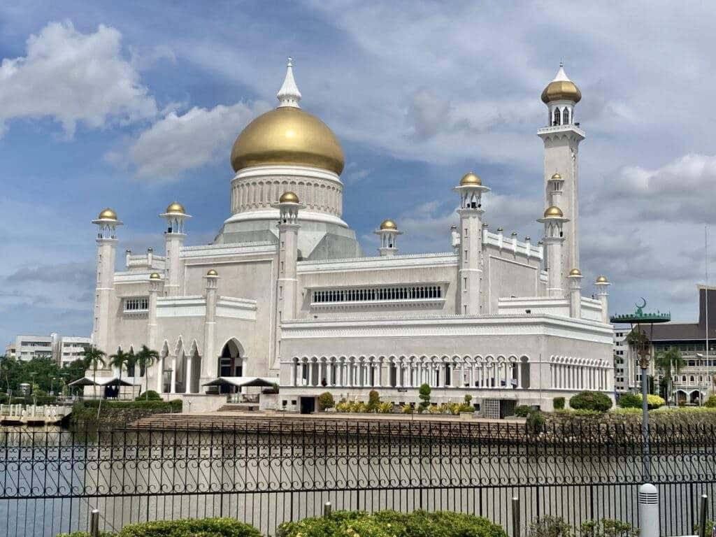 Omar ali saifuddien mosque